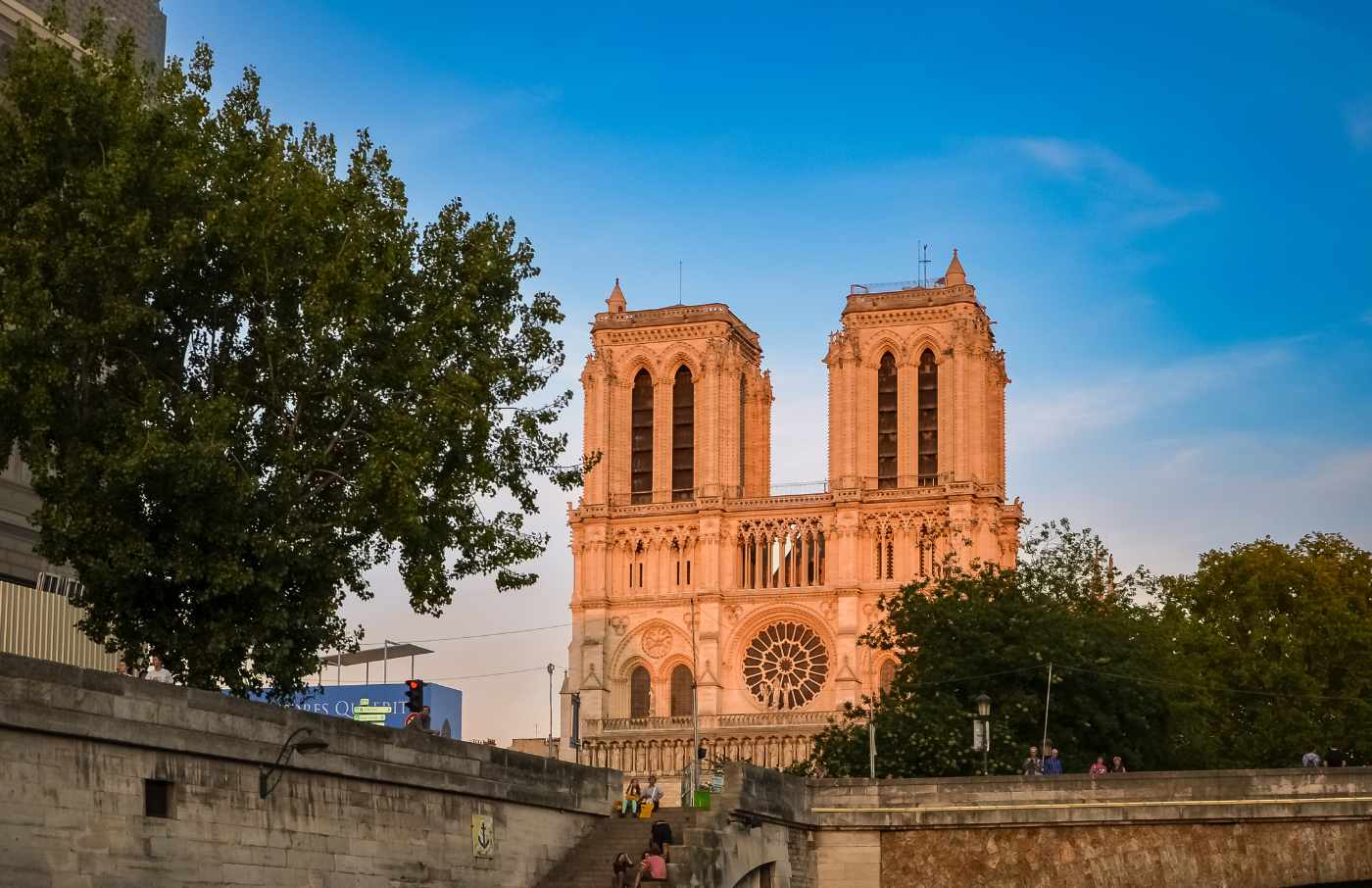 Notre-Dame: le recteur de la Grande mosquée salue "la résurrection d'un pont" entre les croyances